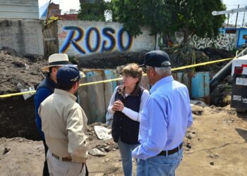 Supervisa Gobernadora Delfina Gómez Álvarez labores de desazolve y limpieza en Chalco; opera Caravana de la Salud