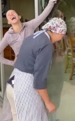 Dueña de pastelería humilla empleadas; “jugando”