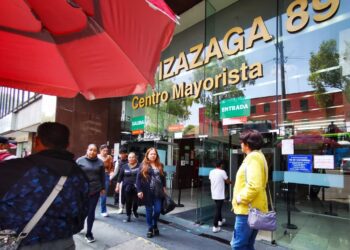 Reabre Plaza Izazaga; aún no se sabe si cumple con las medidas