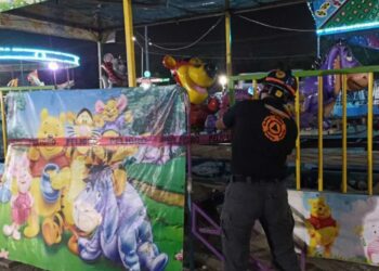 Juego mecánico de feria en Apodaca se descarrila con menores a bordo