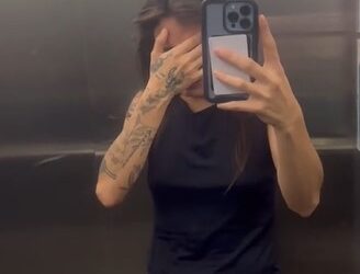 Lámpara le explota en la cara a influencer