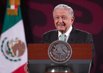 AMLO y Sheinbaum comparten vuelo en avión de la Fuerza Aérea