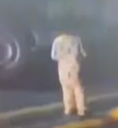 Niño caminaba solo en la madrugada en carretera