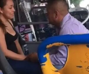 Microbusero pide matrimonio a su novia en plena ruta