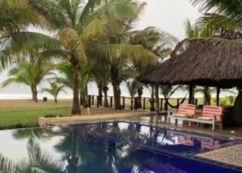 Joven muere electrocutado en alberca