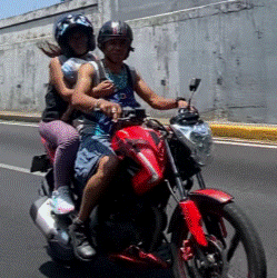 Motociclistas circulan con bebé en brazos