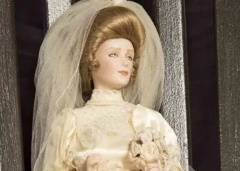 Muñeca poseída por novia despechada, atacó a 17 hombres