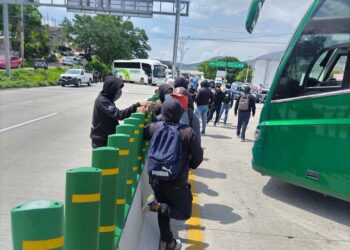 Normalistas hacen bloqueo, vandalizan y roban