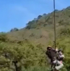 Joven cae de paracaídas y sobrevive