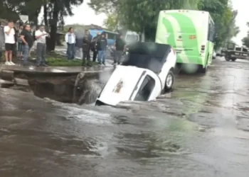 Auto cae en socavón en Ecatepec