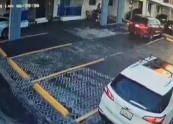 Mujer se avienta de edificio con su hija en brazos