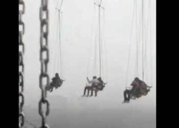 Six Flags atribuye a la lluvia la suspensión de visitantes en un juego mecánico