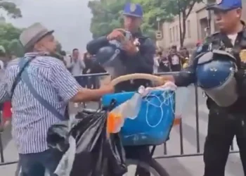 Vendedor de tacos ataca a policías de CDMX