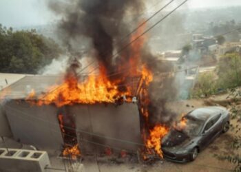 Conecta su Tesla e incendia su casa