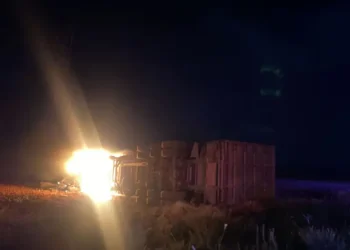 Camioneta choca contra tráiler; 7 personas calcinadas