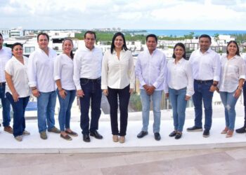 Estefanía Mercado presenta a su equipo para la entrega-recepción municipal de Solidaridad