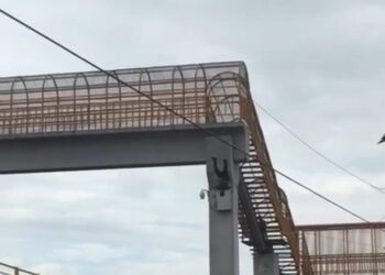 Chofer de camión volcado, huye y se intenta suicidar