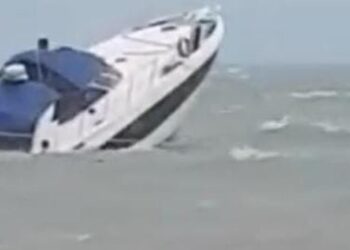 Rescatan a 12 personas tras hundimiento de yate