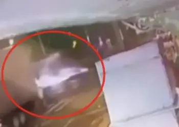 Se voltea camión de pasajeros en Zaragoza