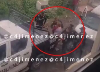 Policías en Edomex lanzan a una señora a la patrulla sin motivo