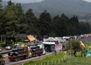 Bloqueo en la México-Puebla: Asaltos, largas caminatas y otros peligros