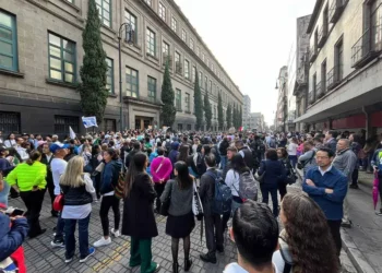 Trabajadores bloquean accesos a la SCJN en protesta por reforma judicial