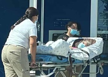 Llevan en camilla a abuelita a cajero automático