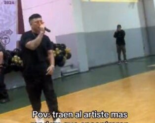 Artista canta en graduación, estudiantes se burlan de él