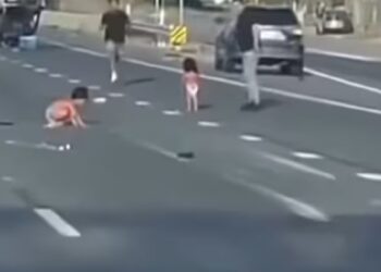 Captan a bebés caminando solos en carretera de Texas