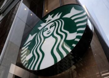 Por baja en ventas, Starbucks cambia de CEO