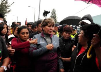 La gobernadora Delfina Gómez inspecciona los daños en Chalco provocados por las lluvias
