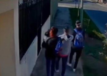 Delincuentes asaltan a mano armada con bebé en brazos