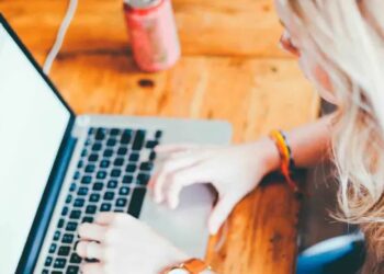 Mujer es despedida por no usar casi el teclado de su computadora