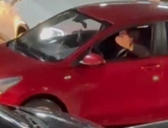 Señora explota en tráfico contra un taxista