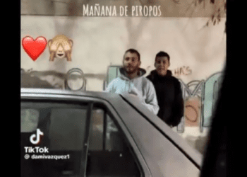 Mujeres lanzan piropos a hombres en la calle y los ‘sonrojan’