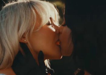 Beso apasionado entre Sabrina Carpenter y Jenna Ortega