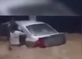 Hombre rescata a mujer atrapada por inundación