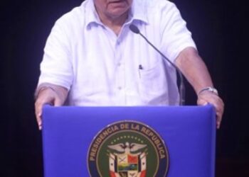 Presidente de Panamá ofrece asilo político a Maduro