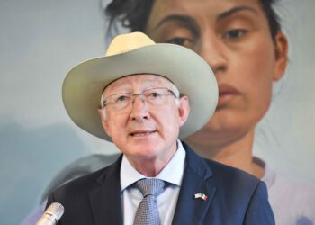 Ken Salazar, expresó su disposición para dialogar sobre la reforma judicial en México