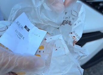 Descubren sangre en hamburguesa de famoso restaurante