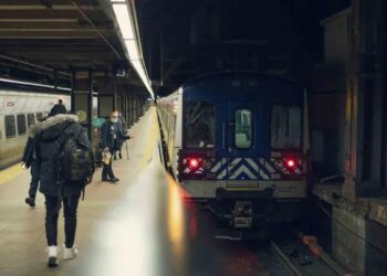 Mujer empuja a dos turistas mexicanas en el Metro de Nueva York
