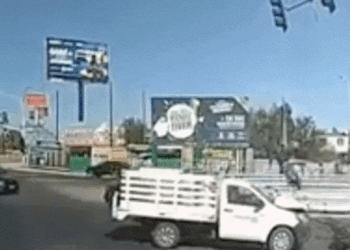 Motociclista sale volando al chocar contra camioneta