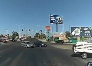 Repartidor de plataforma es atropellado por una camioneta