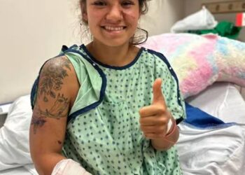 Mujer se enfrenta a cuatro osos acompañada de su perro