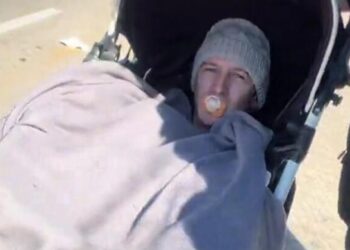 Tiktoker se disfraza de bebé para entrar gratis a parque de diversiones