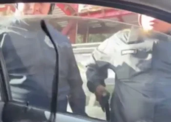 Policía de CDMX desenfunda pistola en carretera