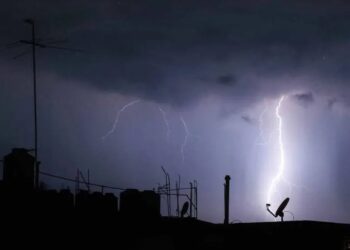 Rayo impacta a dos hombres en Michoacán; uno muere y otro está grave