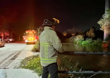Mujer golpea a su novio y se avienta al río Tula