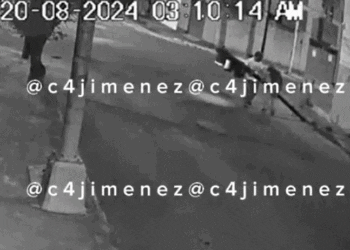 Hombres roban semáforo con todo y poste