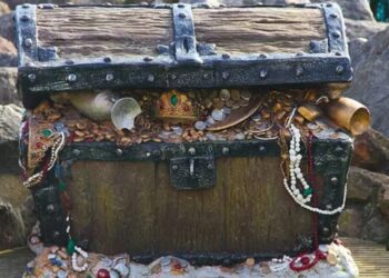 Descubren brazaletes de plata en un antiguo tesoro vikingo en Dinamarca